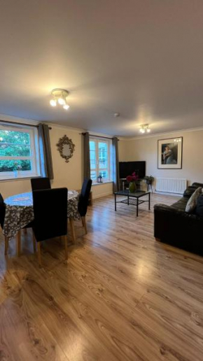Powderhall Modern Spacious 2 Bedroom Apartment with Free Parking - Edinburgh City Centre